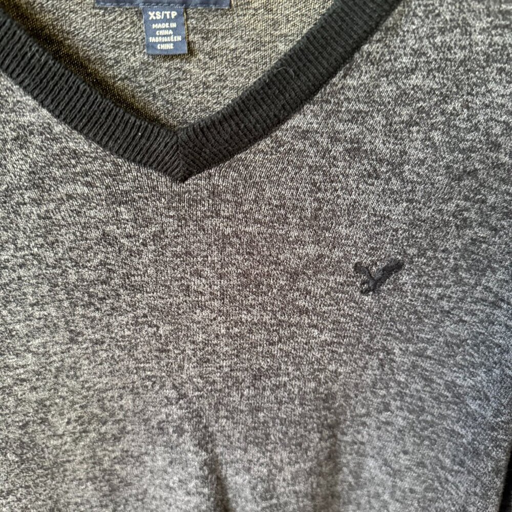 AMERICAN EAGLE V NECK LONG SLEEVE CLASSIC FIT 100% COTTON SZ XSMALL